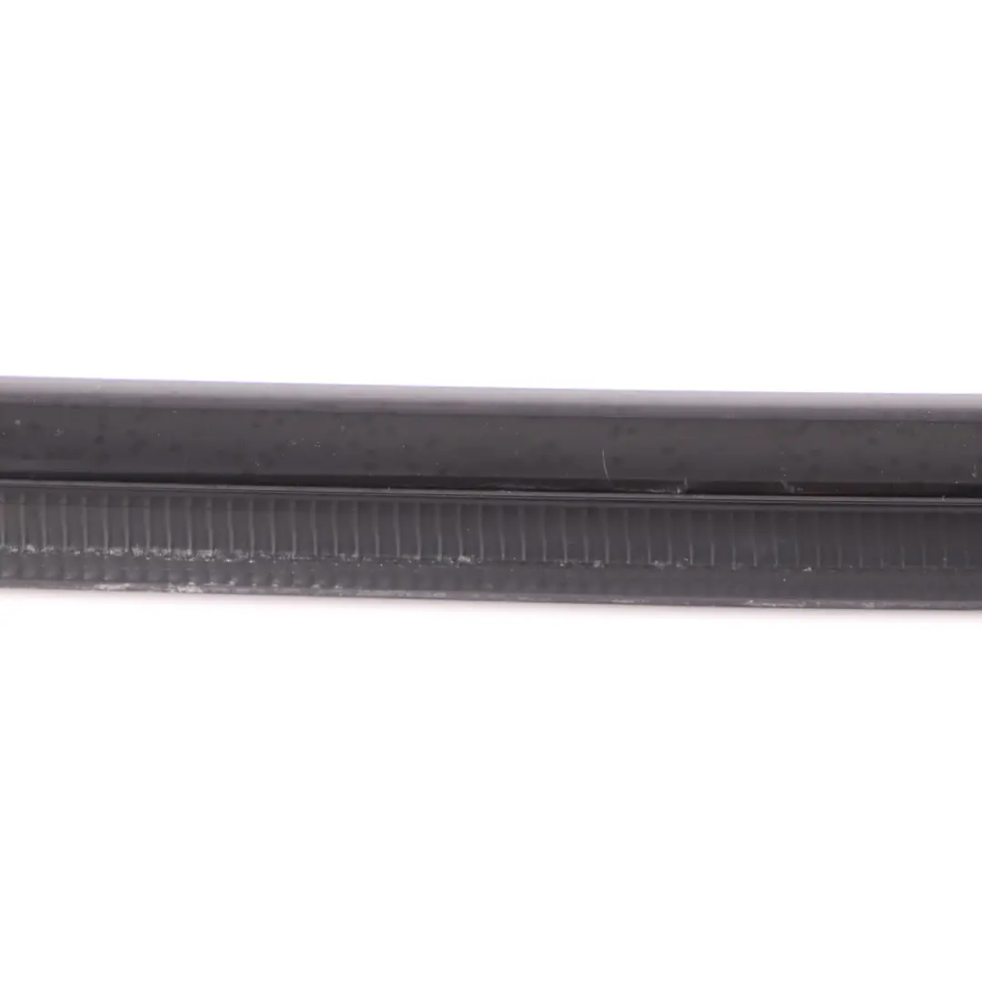 Copertura canale esterno finestrino portiera posteriore sinistra per BMW F40 con numero di parte 7473999 BMW F40 Copertura canale esterno finestrino portiera posteriore sinistra - SKU 7473999-1 - Numero di parte 7473999