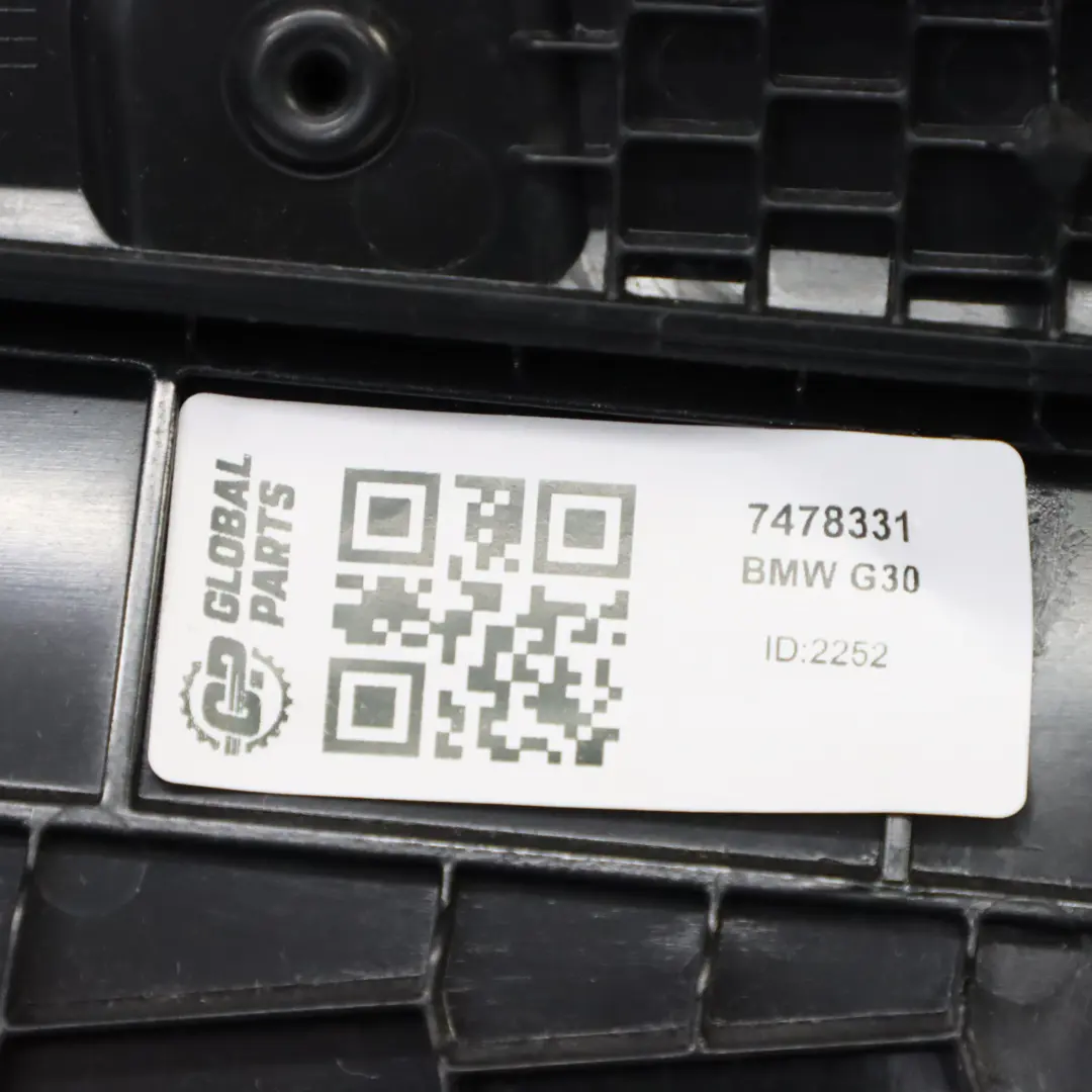 Boczek Drzwi Lewy Przód Biała Skóra do BMW G30 G31 o numerze 7478331 BMW G30 G31 Boczek Drzwi Lewy Przód Biała Skóra - SKU 7478331 - Numer Części 7478331