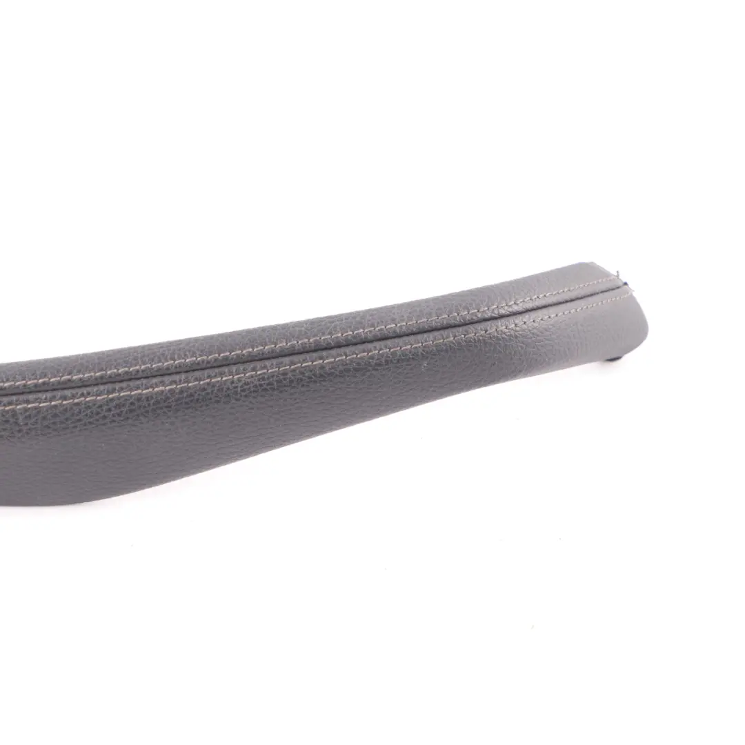 Osłona Uchwytu Drzwi Lewy Skórzany Dakota Black 7497064 do BMW G30 o numerze 7497063 BMW G30 Osłona Uchwytu Drzwi Lewy Skórzany Dakota Black 7497064 - SKU 7497063 - Numer Części 7497063
