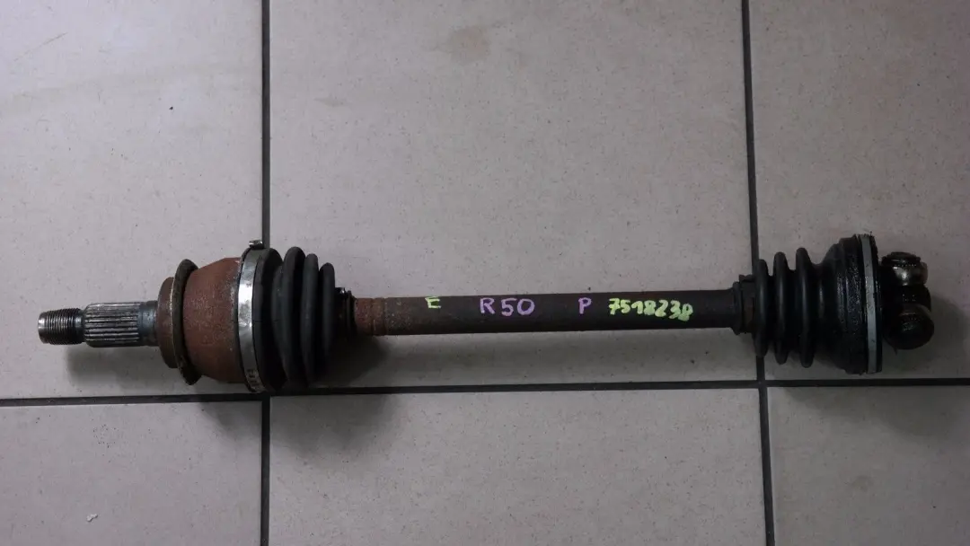 Abtriebswelle rechts 3160 für BMW Mini Cooper One R50 mit Teilenummer 31607518238 BMW Mini Cooper One R50 Abtriebswelle rechts 3160 - SKU 7518238 - Teilenummer 31607518238