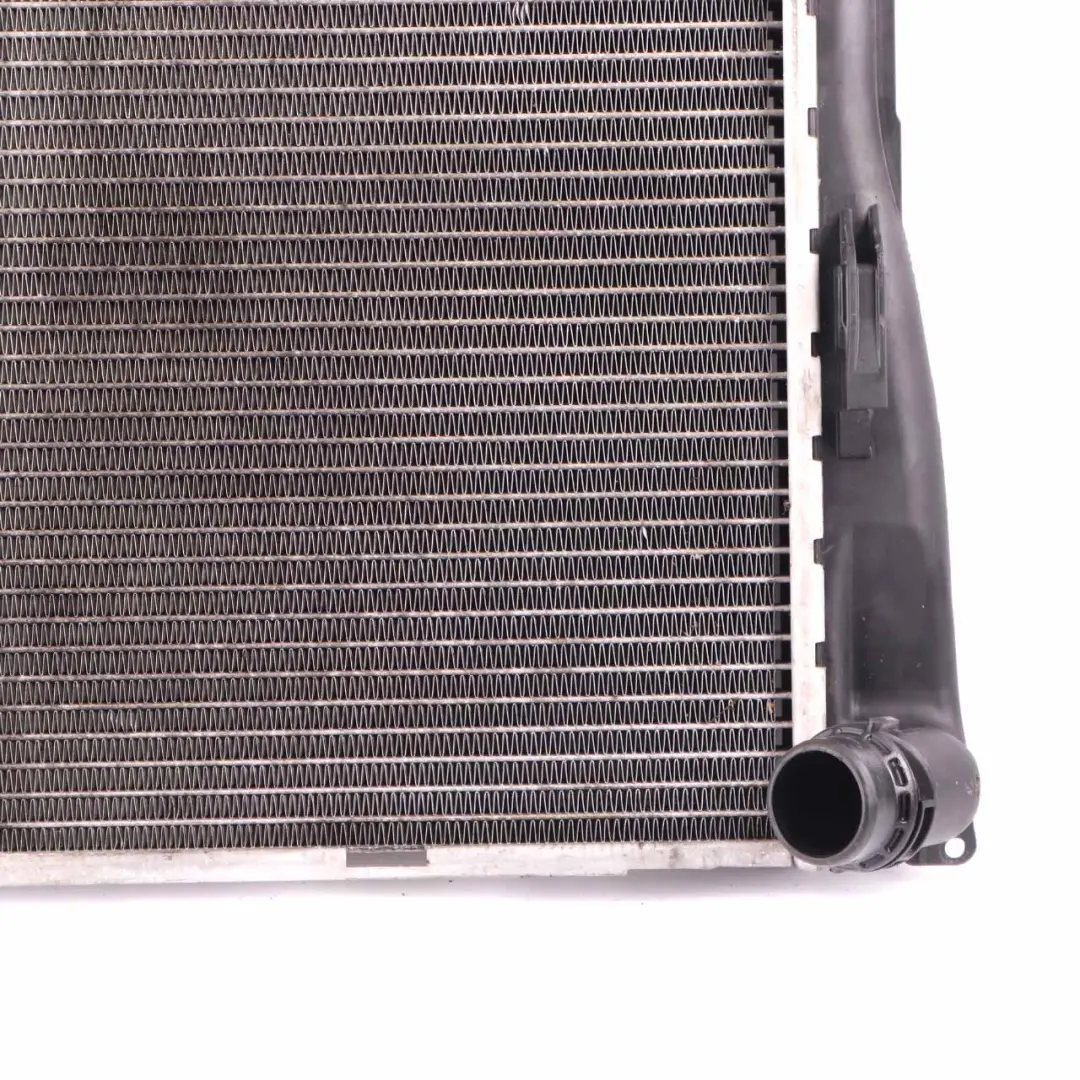 Radiatore Raffreddamento Motore per BMW E90 E81 E87 E89 E93 325i con numero di parte 7521048 BMW E90 E81 E87 E89 E93 325i Radiatore Raffreddamento Motore - SKU 7521048 - Numero di parte 7521048