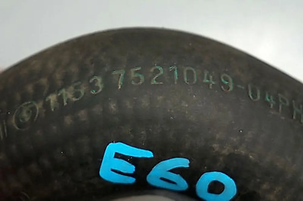 Tubo Refrigerante BMW E60 E61 E63 E65 E81 E87 E90 Termostato per con numero di parte 7521049 Tubo Refrigerante BMW E60 E61 E63 E65 E81 E87 E90 Termostato - SKU 7521049 - Numero di parte 7521049