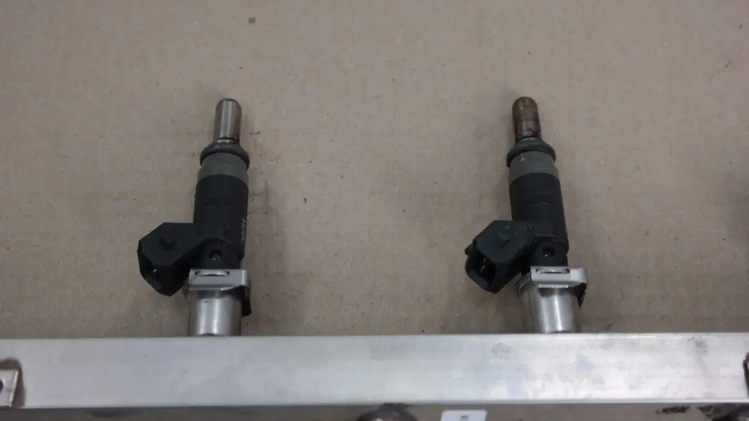 Valvole Iniettori Fuel Rail per BMW E60 E81 E82 E87 E90 120I 520I con numero di parte 7526892 BMW E60 E81 E82 E87 E90 120I 520I Valvole Iniettori Fuel Rail - SKU 7526892 - Numero di parte 7526892