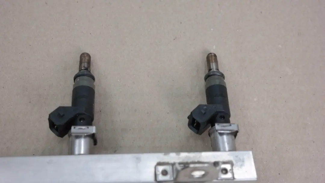 Injecteurs Rampe D'Injection pour BMW E60 E81 E82 E87 E90 120i 520i à propos du numéro de pièce 7526892 BMW E60 E81 E82 E87 E90 120i 520i Injecteurs Rampe D'Injection - SKU 7526892 - Numéro de pièce 7526892