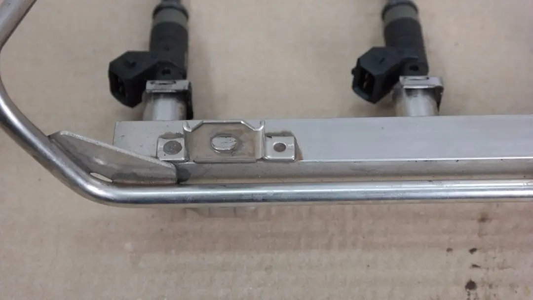 Rail Injector Valves to BMW E60 E81 E82 E87 E90 120i 520i Fuel with Part number 7526892 BMW E60 E81 E82 E87 E90 120i 520i Fuel Rail Injector Valves - SKU 7526892 - Part number 7526892