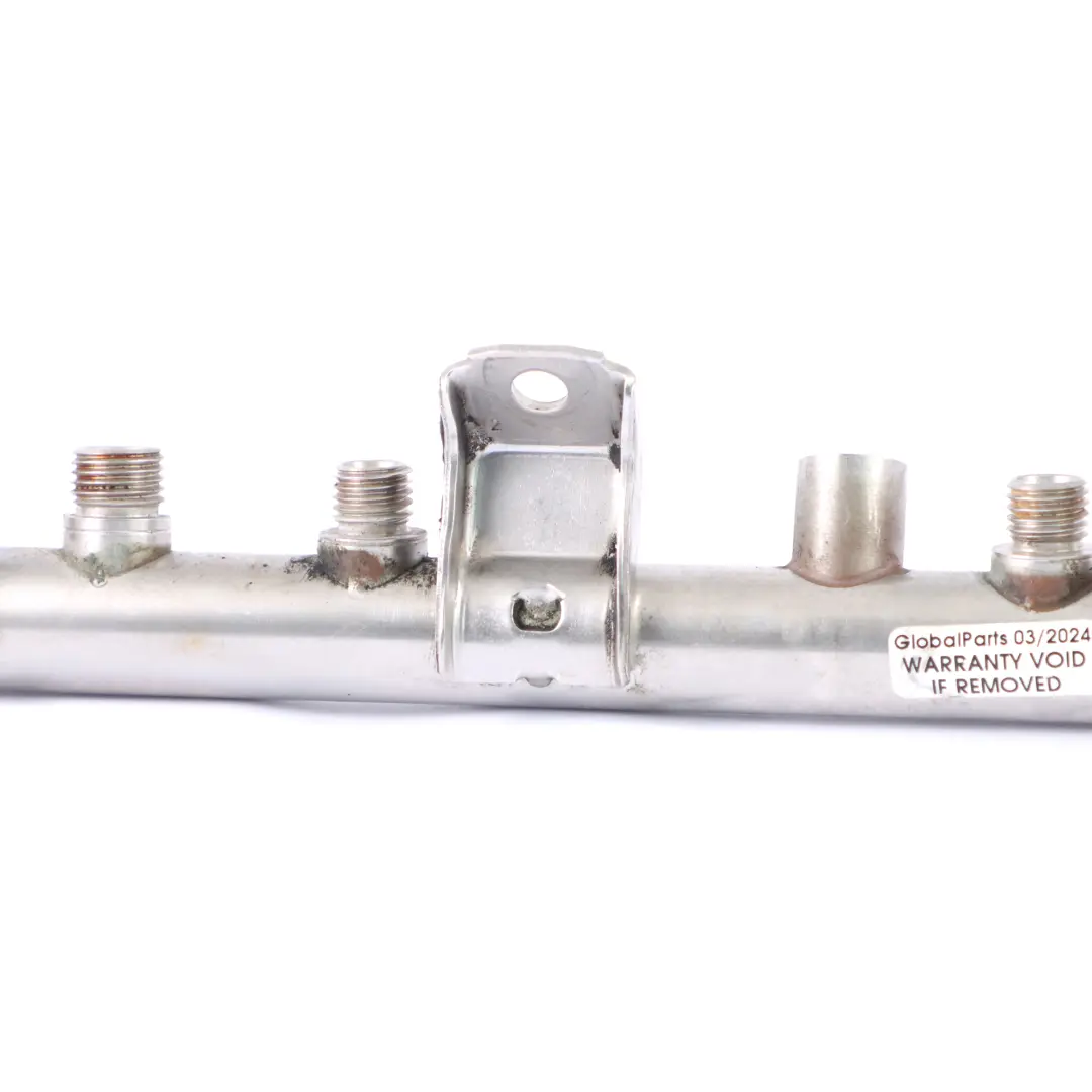 Rail d'injection BMW F10 Petrol N63 Rail de carburant à haute pression Cyl. 1-4 pour à propos du numéro de pièce 7547599 Rail d'injection BMW F10 Petrol N63 Rail de carburant à haute pression Cyl. 1-4 - SKU 7547599 - Numéro de pièce 7547599