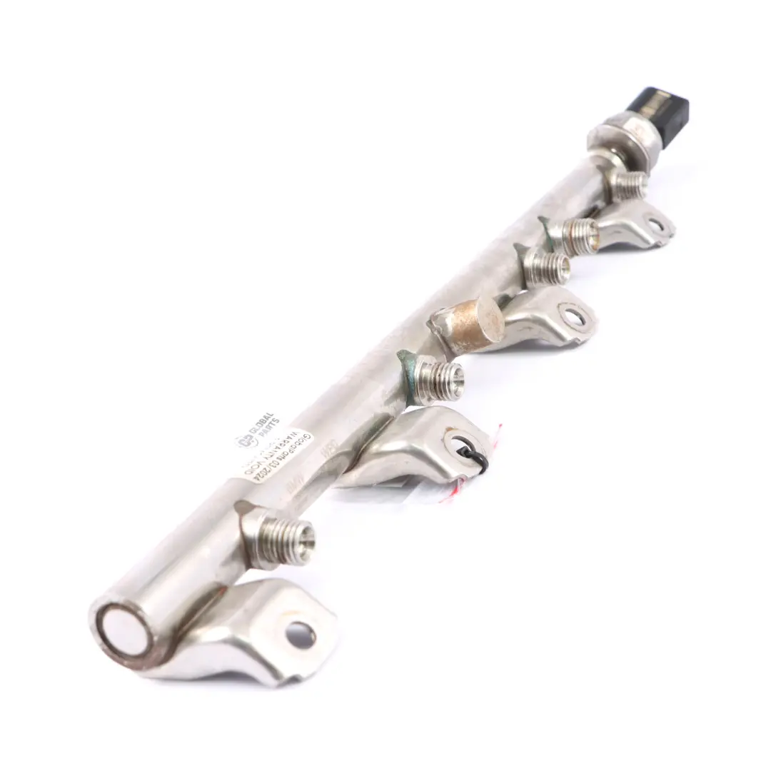 Rail d'injection BMW F10 Petrol N63 Rail de carburant à haute pression Cyl. 5-8 pour à propos du numéro de pièce 7547600 Rail d'injection BMW F10 Petrol N63 Rail de carburant à haute pression Cyl. 5-8 - SKU 7547600 - Numéro de pièce 7547600