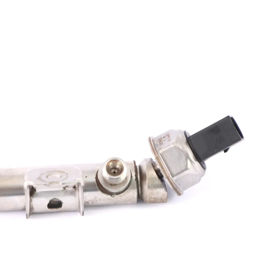 Rail d'injection BMW F10 Petrol N63 Rail de carburant à haute pression Cyl. 5-8 pour à propos du numéro de pièce 7547600 Rail d'injection BMW F10 Petrol N63 Rail de carburant à haute pression Cyl. 5-8 - SKU 7547600 - Numéro de pièce 7547600
