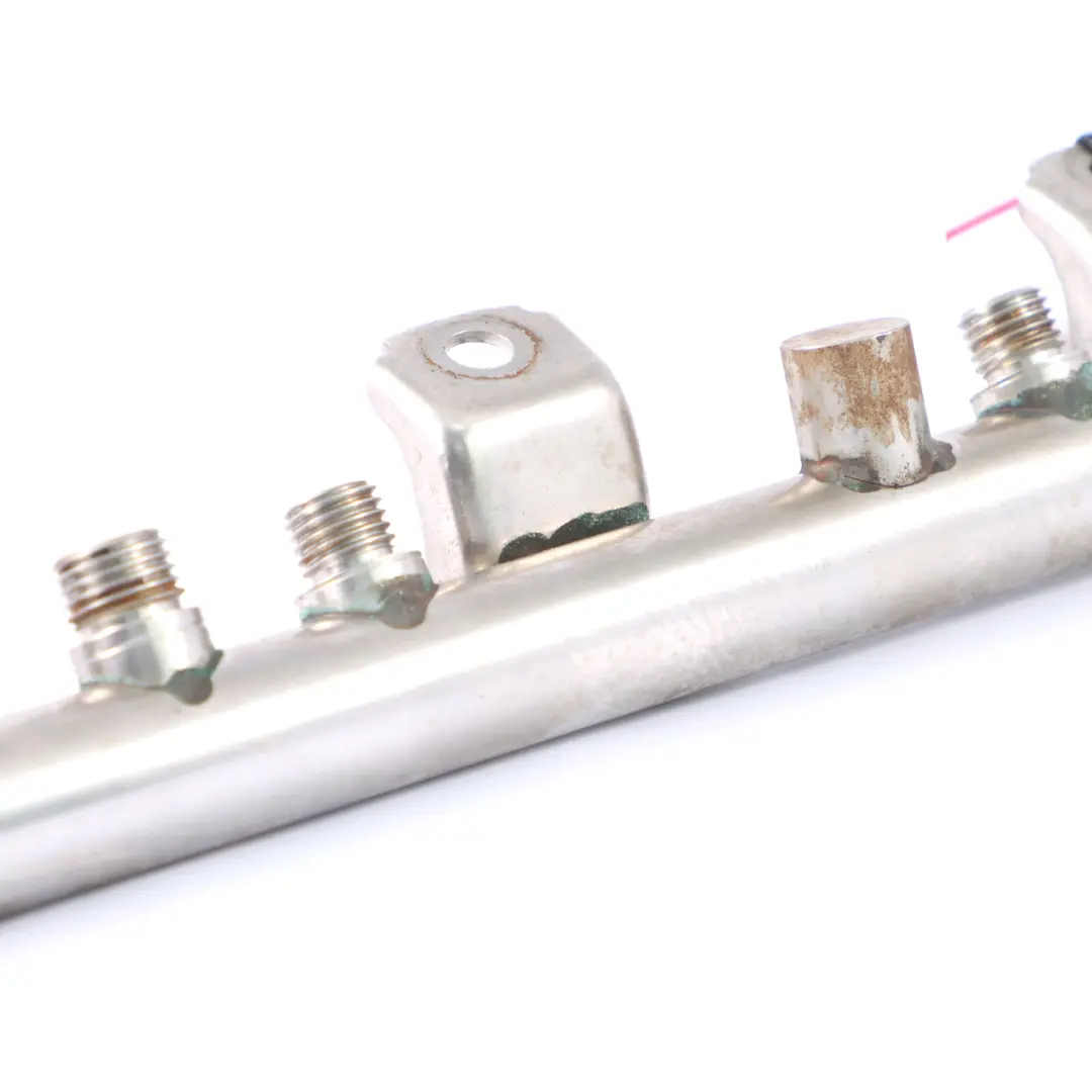 Rail d'injection BMW F10 Petrol N63 Rail de carburant à haute pression Cyl. 5-8 pour à propos du numéro de pièce 7547600 Rail d'injection BMW F10 Petrol N63 Rail de carburant à haute pression Cyl. 5-8 - SKU 7547600 - Numéro de pièce 7547600