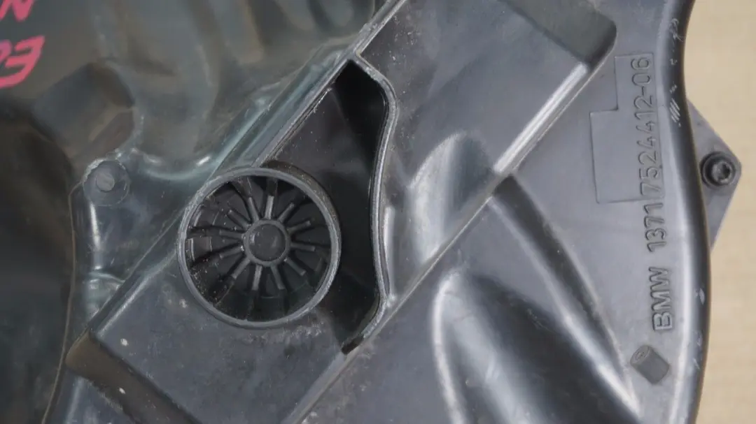 BMW E87 E90 Dolna Część Filtra Powietrza Obudowa - SKU 7557174 - Numer Części 7557174