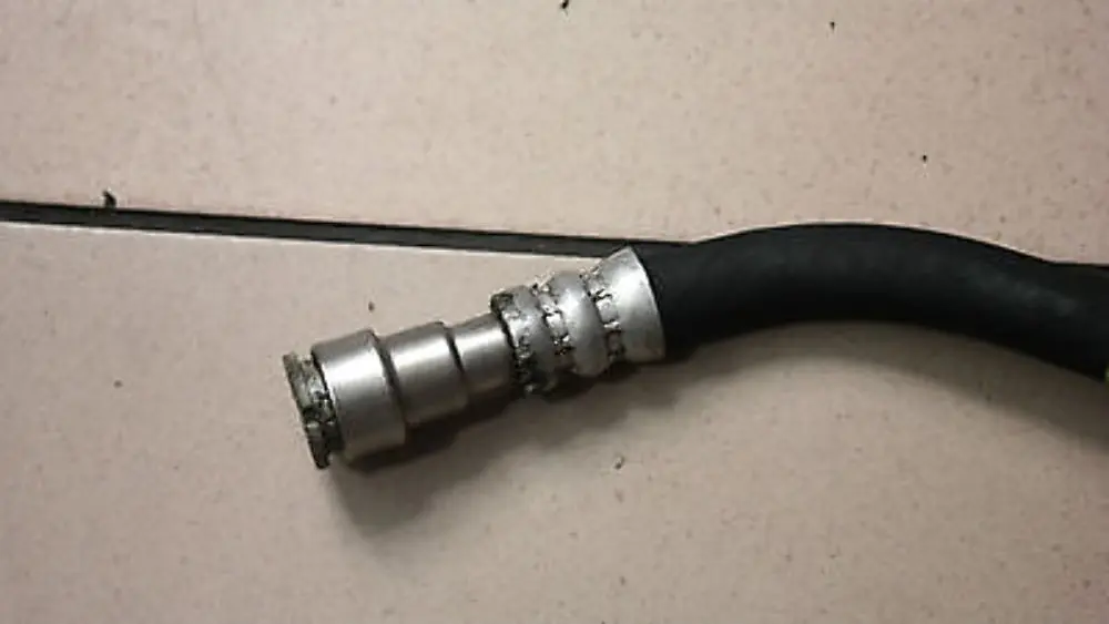 BMW 1 3er E82 E90 E91 E92 N46 Ölkühlerleitung Vorlauf 1722 - SKU 7559847 - Teilenummer 17227559847