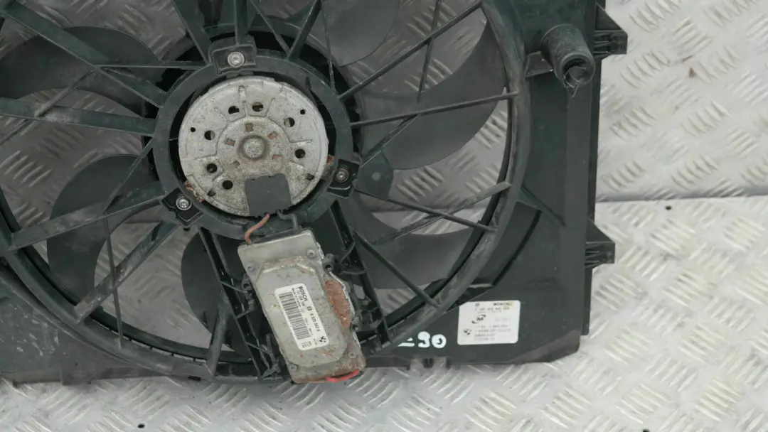 Essence Linceul Avec Ventilateur 300W pour BMW E81 E84 E87 E90 E91 E92 E93 à propos du numéro de pièce 7563259 BMW E81 E84 E87 E90 E91 E92 E93 Essence Linceul Avec Ventilateur 300W - SKU 7563259-4 - Numéro de pièce 7563259