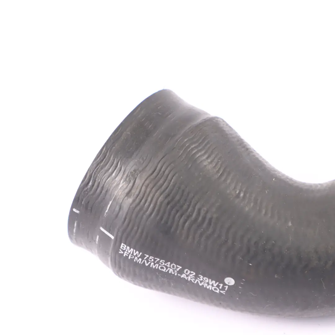 N63 Przewód Intercoolera Cyl.5-8 do BMW F10 F06 F12 F13 Benzyna o numerze 7575407 BMW F10 F06 F12 F13 Benzyna N63 Przewód Intercoolera Cyl.5-8 - SKU 7575407 - Numer Części 7575407