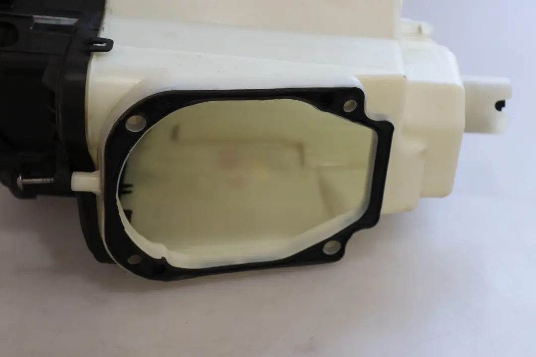 Inferiore Coperchio Scatola Fusibili Elettronica 7578120 per BMW Z4 E89 con numero di parte 7578113 BMW Z4 E89 Inferiore Coperchio Scatola Fusibili Elettronica 7578120 - SKU 7578113 - Numero di parte 7578113