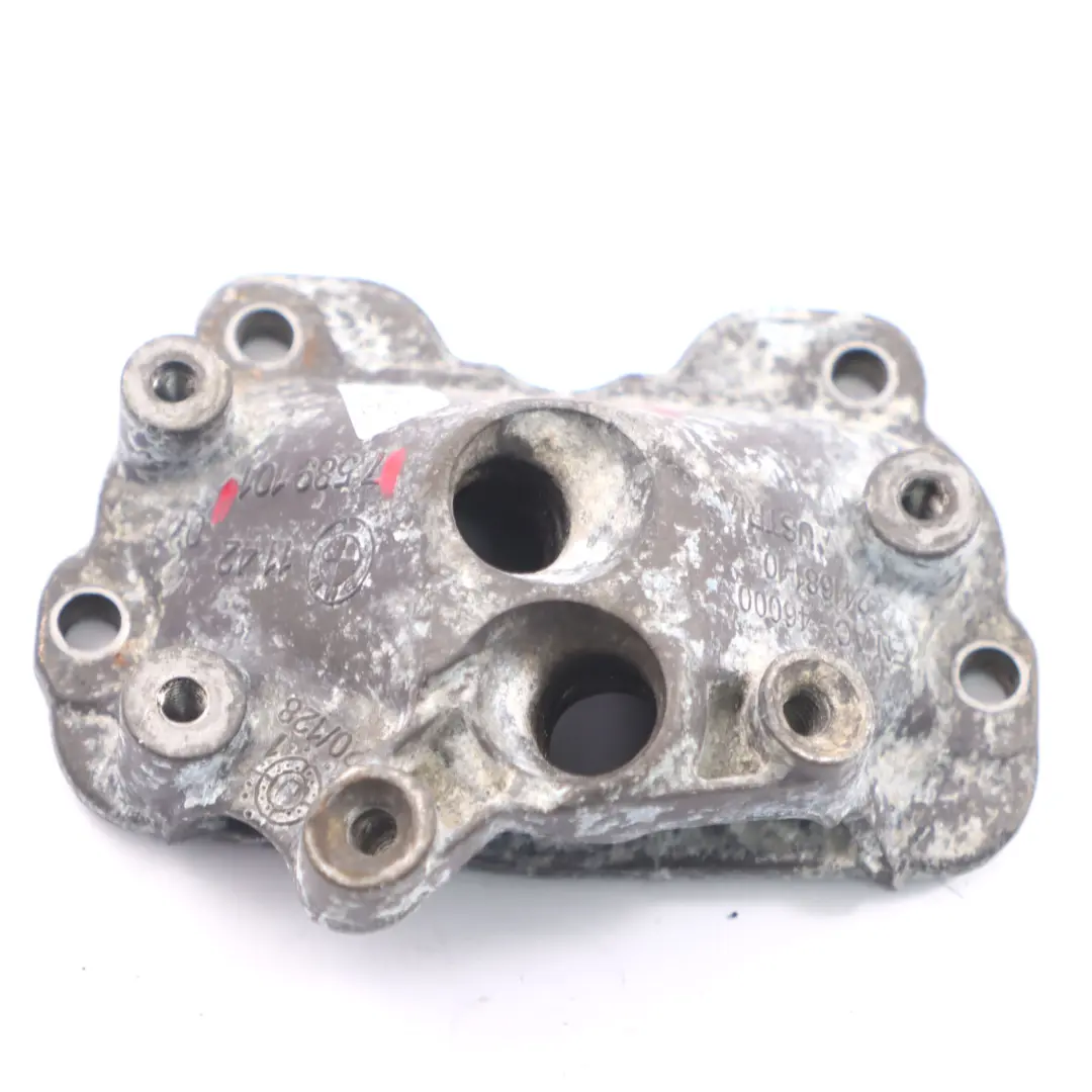 S63N Motorblock Ölrücklaufdeckel für BMW F10 M5 mit Teilenummer 7589101 BMW F10 M5 S63N Motorblock Ölrücklaufdeckel - SKU 7589101 - Teilenummer 7589101