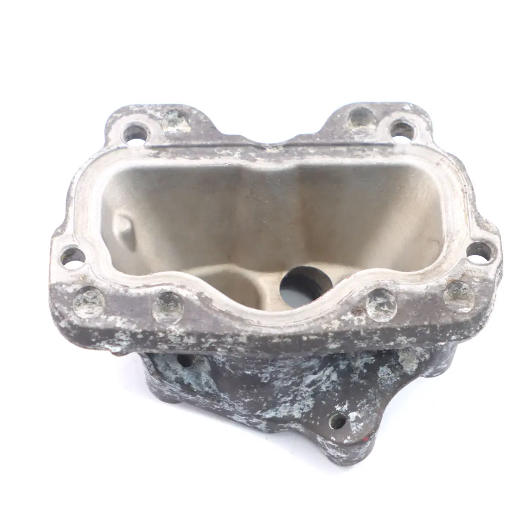 S63N Blocco motore Coperchio passaggio olio per BMW F10 M5 con numero di parte 7589101 BMW F10 M5 S63N Blocco motore Coperchio passaggio olio - SKU 7589101 - Numero di parte 7589101