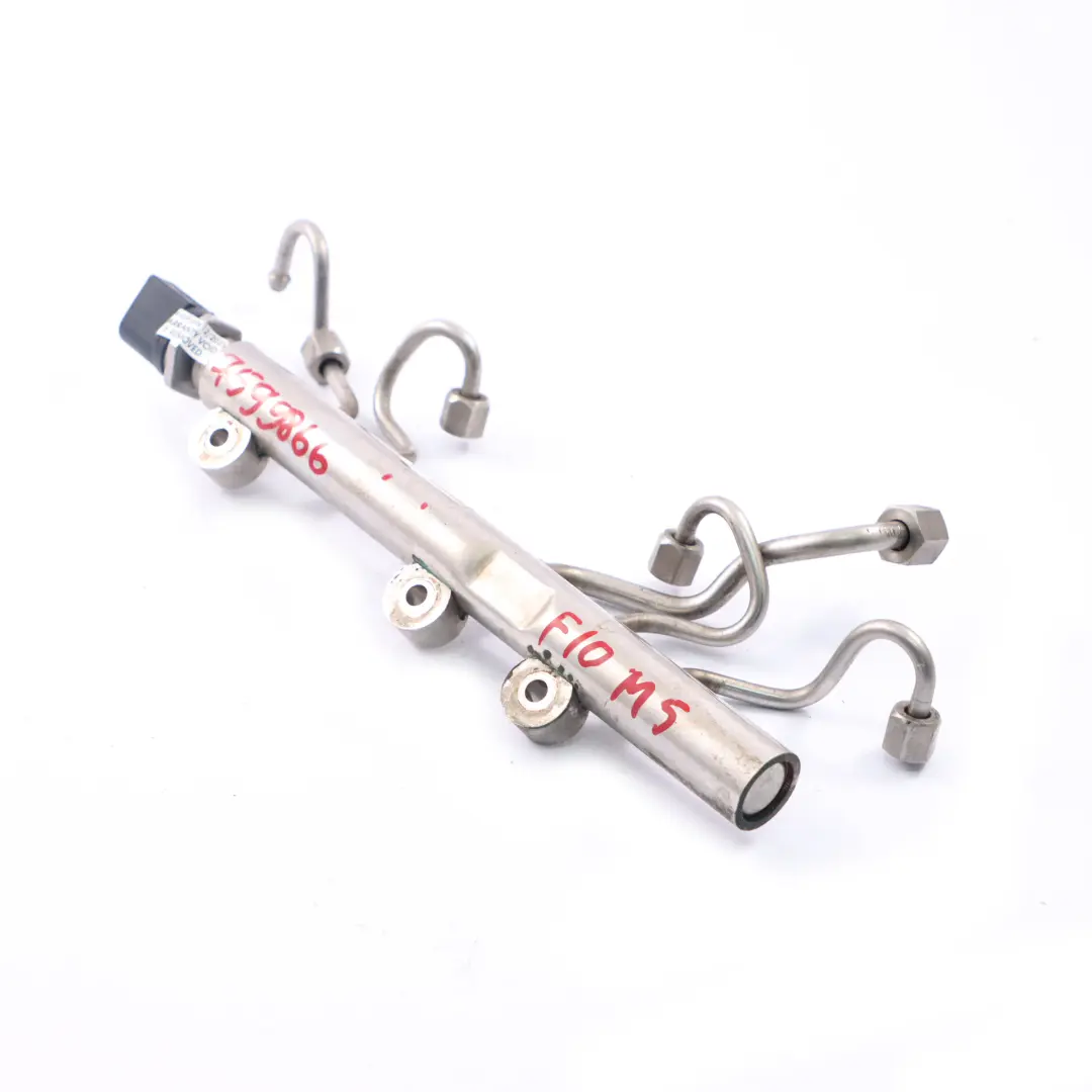 S63N Fuel Rail Gasolina Tubo Inyección Alta Presión Cil. 1-4 para BMW F10 M5 con número de pieza 8649320 BMW F10 M5 S63N Fuel Rail Gasolina Tubo Inyección Alta Presión Cil. 1-4 - SKU 7599866 - Número de pieza 8649320