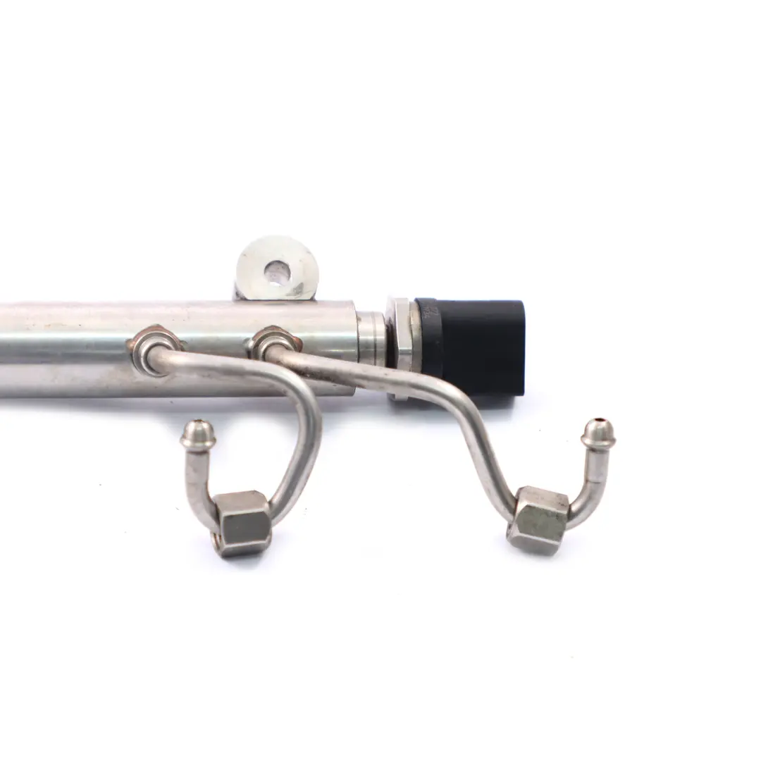 S63N Rail de carburant essence Tube haute pression Cyl. 5-8 pour BMW F10 M5 à propos du numéro de pièce 8649321 BMW F10 M5 S63N Rail de carburant essence Tube haute pression Cyl. 5-8 - SKU 7599868 - Numéro de pièce 8649321
