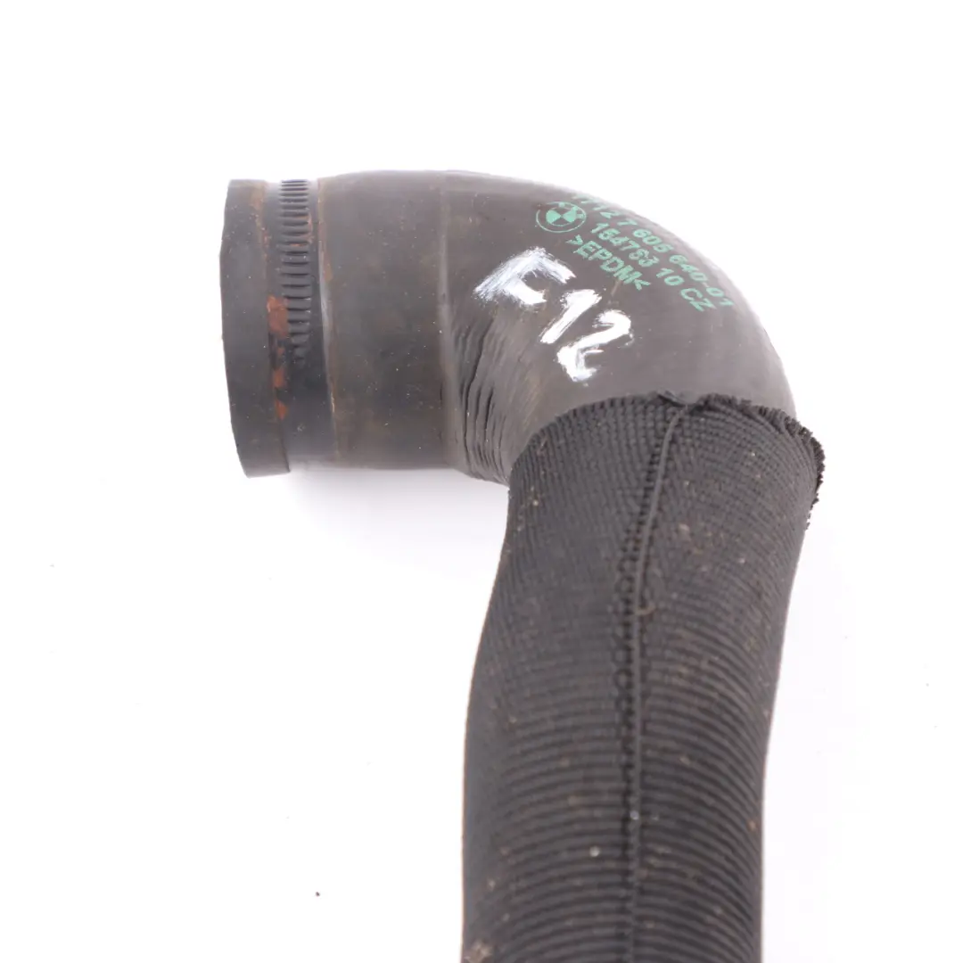 Wąż Rura Przewód Płynu Chłodzącego Chłodnicy Wody do BMW F12 F13 F06 o numerze 7605640 BMW F12 F13 F06 Wąż Rura Przewód Płynu Chłodzącego Chłodnicy Wody - SKU 7605640 - Numer Części 7605640