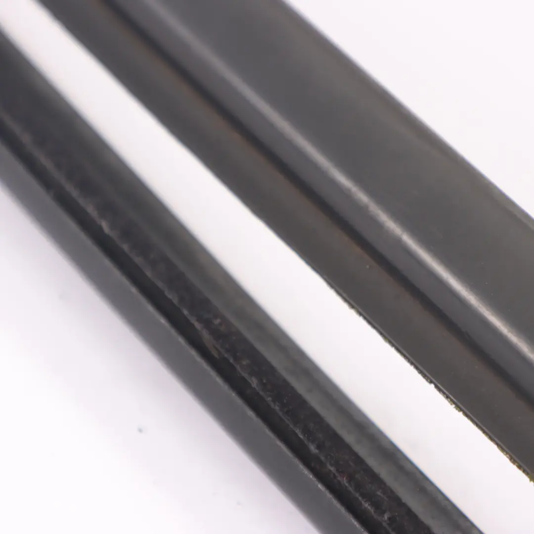 Joint de vitre Porte Latérale Arrière Droite Joint de vitre pour Renault Master II à propos du numéro de pièce 7700351232 Renault Master II Joint de vitre Porte Latérale Arrière Droite Joint de vitre - SKU 7700351232 - Numéro de pièce 7700351232