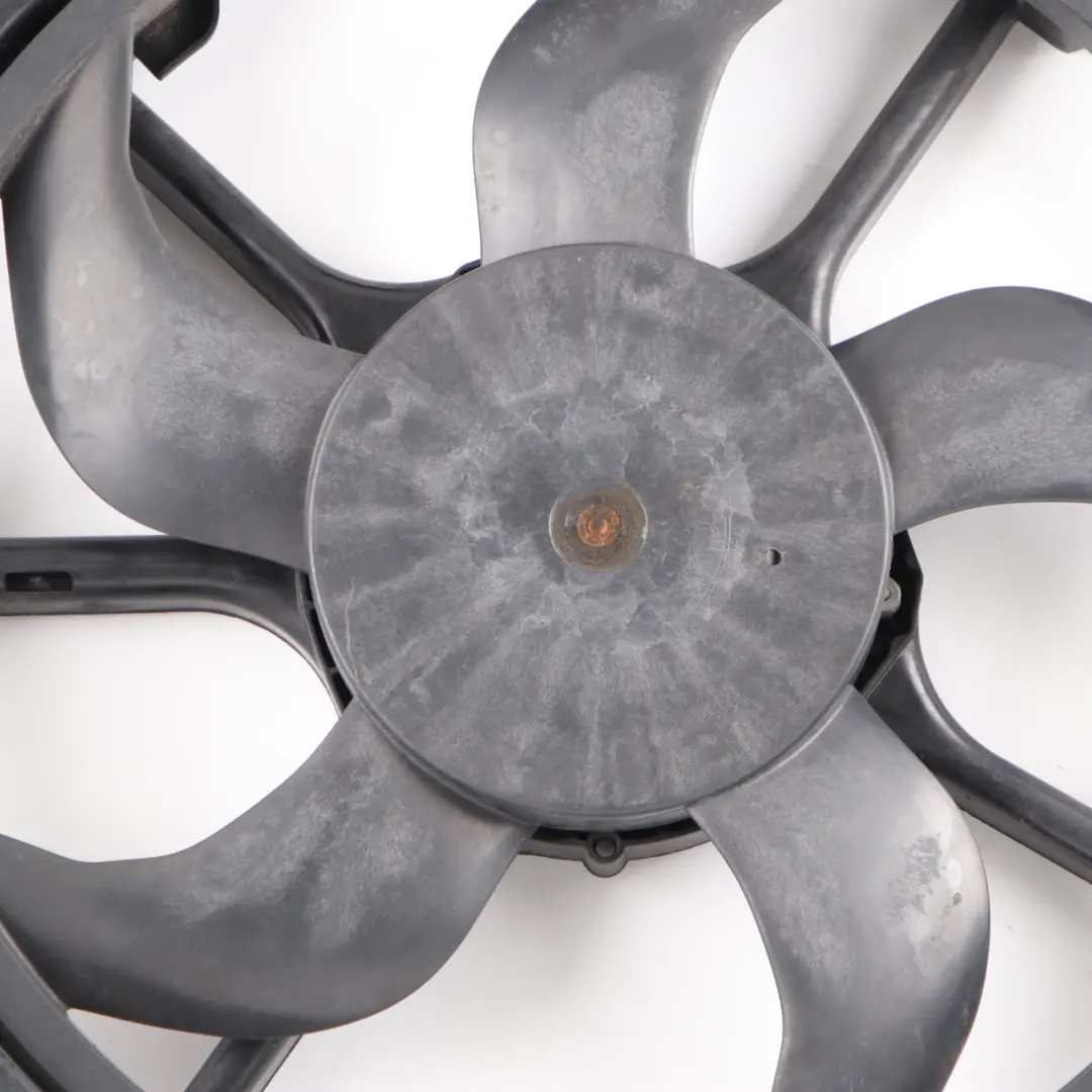 Ventilateur refroidissement du radiateur d'un moteur diesel 7561712 pour BMW E60 E61 à propos du numéro de pièce 7796832 BMW E60 E61 Ventilateur refroidissement du radiateur d'un moteur diesel 7561712 - SKU 7796832 - Numéro de pièce 7796832