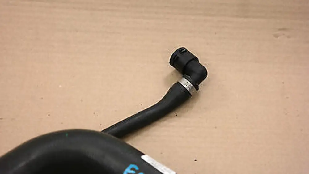 Superior Refrigerante Tubo Diesel 520d N47 para BMW E60 E60N E61 E61N LCI con número de pieza 7799747 BMW E60 E60N E61 E61N LCI Superior Refrigerante Tubo Diesel 520d N47 - SKU 7799747 - Número de pieza 7799747