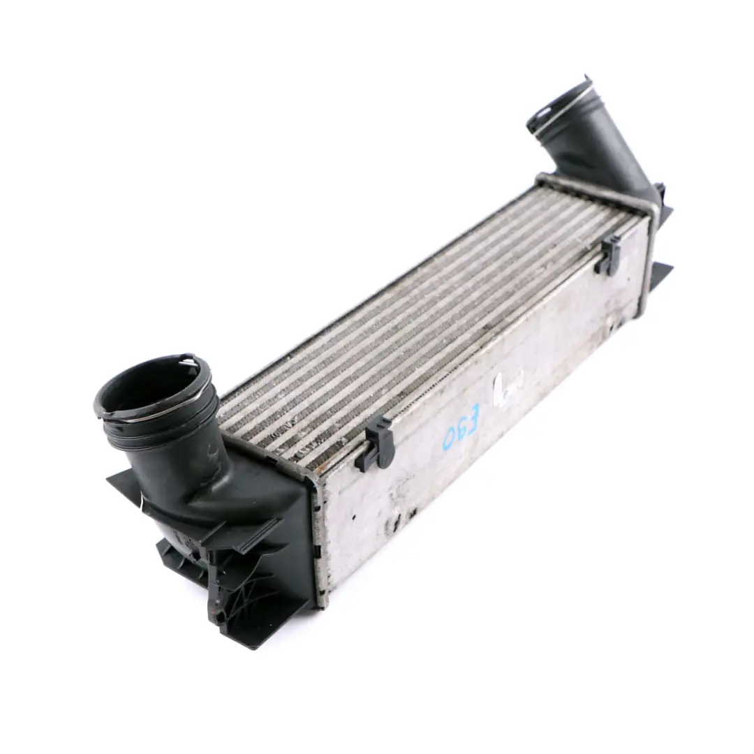 M57N2 Enfriador de aire carga Intercooler Radiador para BMW E90 E91 E92 335d con número de pieza 7800682 BMW E90 E91 E92 335d M57N2 Enfriador de aire carga Intercooler Radiador - SKU 7800682 - Número de pieza 7800682