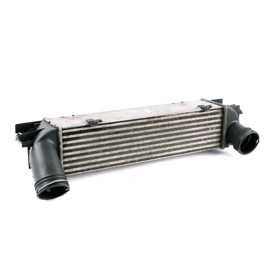 M57N2 Chłodnica Powietrza Intercooler do BMW E90 E91 E92 335d o numerze 7800682 BMW E90 E91 E92 335d M57N2 Chłodnica Powietrza Intercooler - SKU 7800682 - Numer Części 7800682