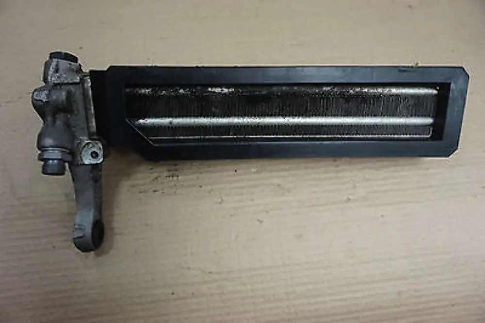 Radiatore Olio Trasmissione 91017568 per BMW E60 E61N M5 E63 E64 M6 con numero di parte 23017838937 BMW E60 E61N M5 E63 E64 M6 Radiatore Olio Trasmissione 91017568 - SKU 7838937 - Numero di parte 23017838937