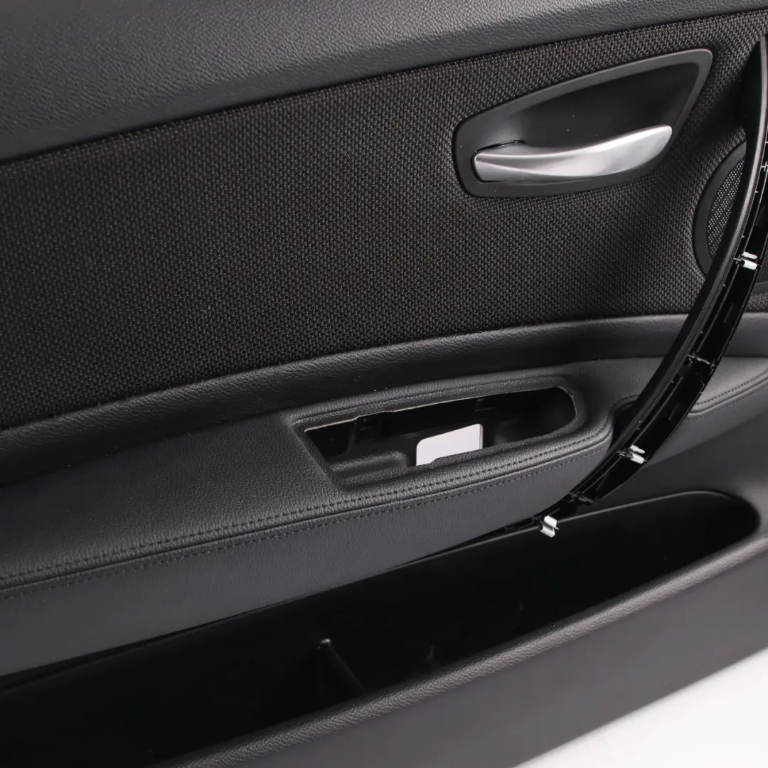 Tapicerka Boczek Drzwi Flashpoint Black do BMW E81 o numerze 7839241 BMW E81 Tapicerka Boczek Drzwi Flashpoint Black - SKU 7839241 - Numer Części 7839241