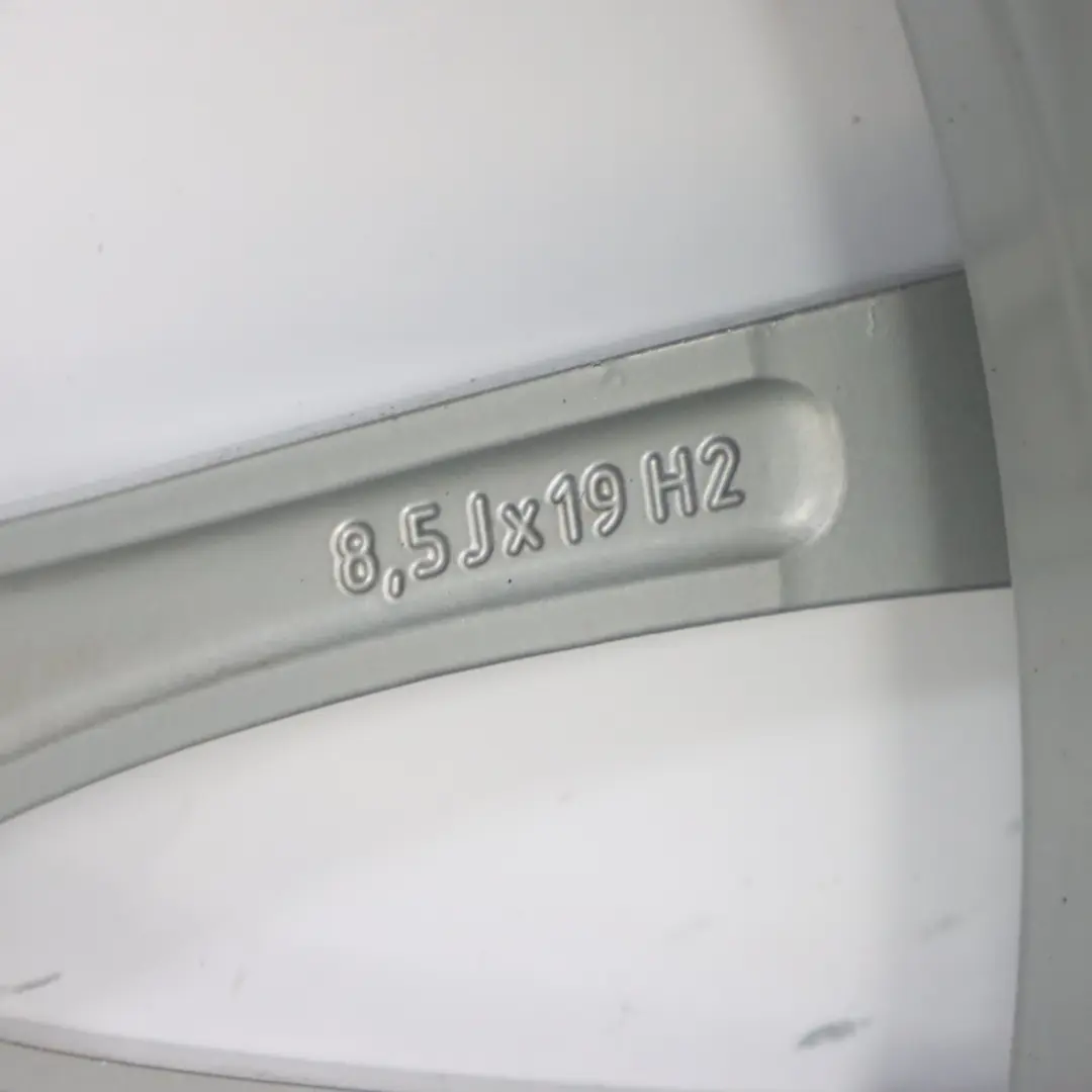 Cerchio posteriore lega argento 19" ET:47 8.5J V Spoke 439 per BMW F30 F32 con numero di parte 7845866 BMW F30 F32 Cerchio posteriore lega argento 19" ET:47 8.5J V Spoke 439 - SKU 7845866-1 - Numero di parte 7845866