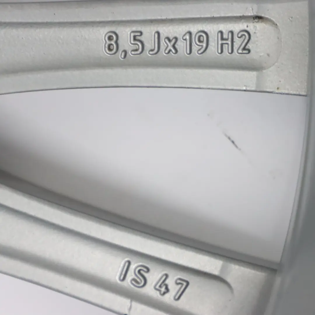 Cerchio posteriore lega argento 19" ET:47 8.5J V Spoke 439 per BMW F30 F32 con numero di parte 7845866 BMW F30 F32 Cerchio posteriore lega argento 19" ET:47 8.5J V Spoke 439 - SKU 7845866-2 - Numero di parte 7845866