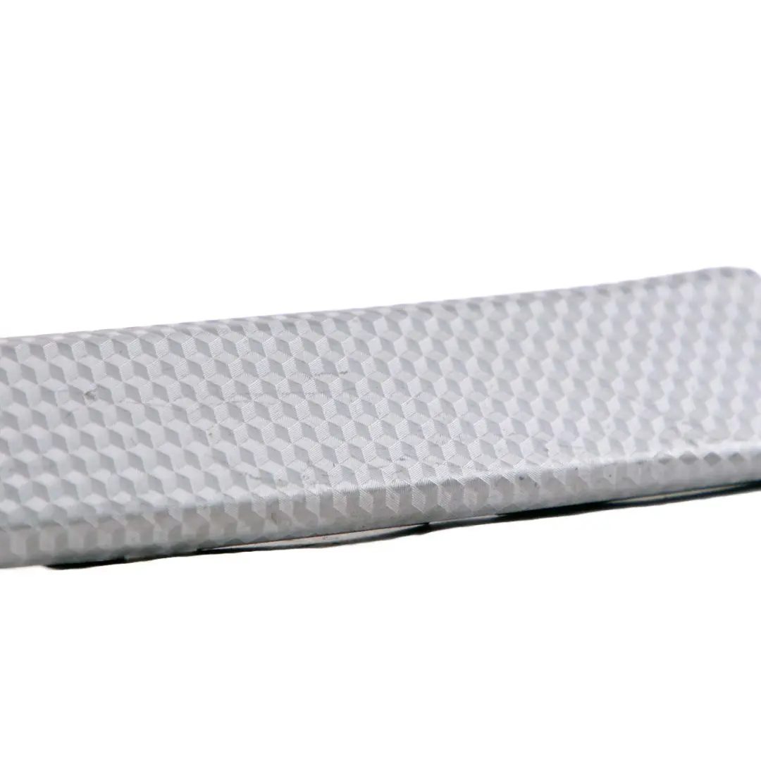 Poignee Partie Superieure Garniture Alu Cube Pure Avant Gauche pour BMW E60 E61 à propos du numéro de pièce 7899399 BMW E60 E61 Poignee Partie Superieure Garniture Alu Cube Pure Avant Gauche - SKU 7899399 - Numéro de pièce 7899399