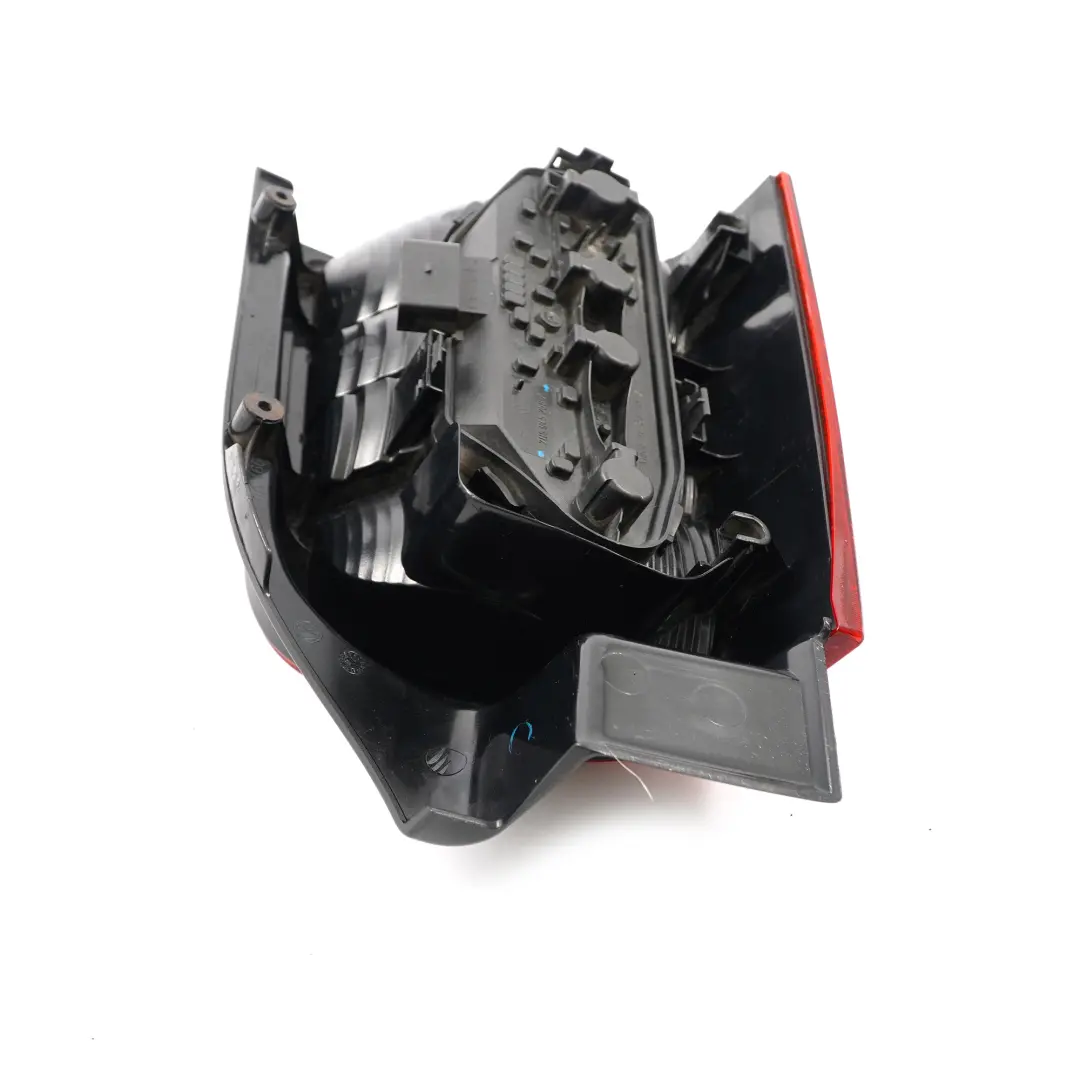 Feu arrière droit Panneau latéral pour Volkswagen Transporter T5 à propos du numéro de pièce 7H0945096L Volkswagen Transporter T5 Feu arrière droit Panneau latéral - SKU 7H0945096L - Numéro de pièce 7H0945096L