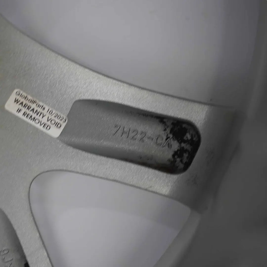 Silberne Leichtmetallfelge 19" ET:53 9J für Land Rover Range Rover L322 mit Teilenummer 7H22-CA Land Rover Range Rover L322 Silberne Leichtmetallfelge 19" ET:53 9J - SKU 7H22-CA-2 - Teilenummer 7H22-CA