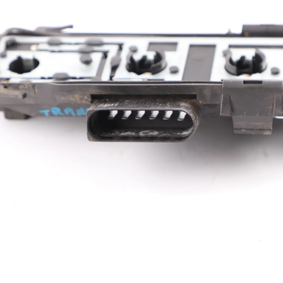 Volkswagen Transporter T5 Douille De Feu Arrière Gauche - SKU 7H5945257A - Numéro de pièce 7H5945257A