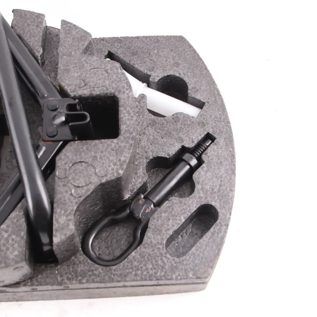 MK4 Kit Herramientas Rueda Repuesto Emergencia para Ford Mondeo con número de pieza 7S71-17009-BC Ford Mondeo MK4 Kit Herramientas Rueda Repuesto Emergencia - SKU 7S71-17009-BC - Número de pieza 7S71-17009-BC