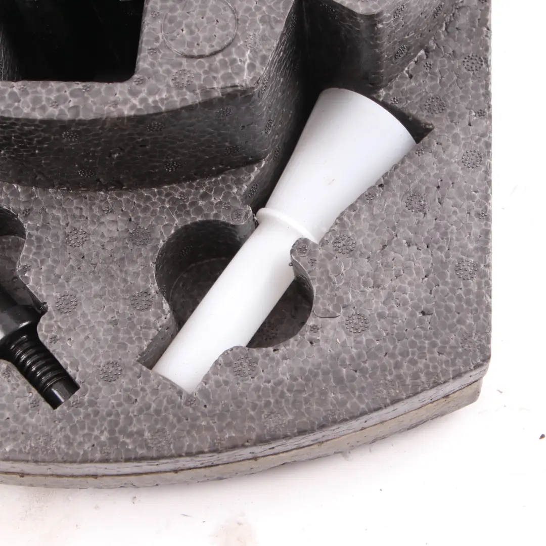 Mk4 Zestaw Narzędzi Koła Zapasowego do Ford Mondeo o numerze 7S71-17009-BC Ford Mondeo Mk4 Zestaw Narzędzi Koła Zapasowego - SKU 7S71-17009-BC - Numer Części 7S71-17009-BC