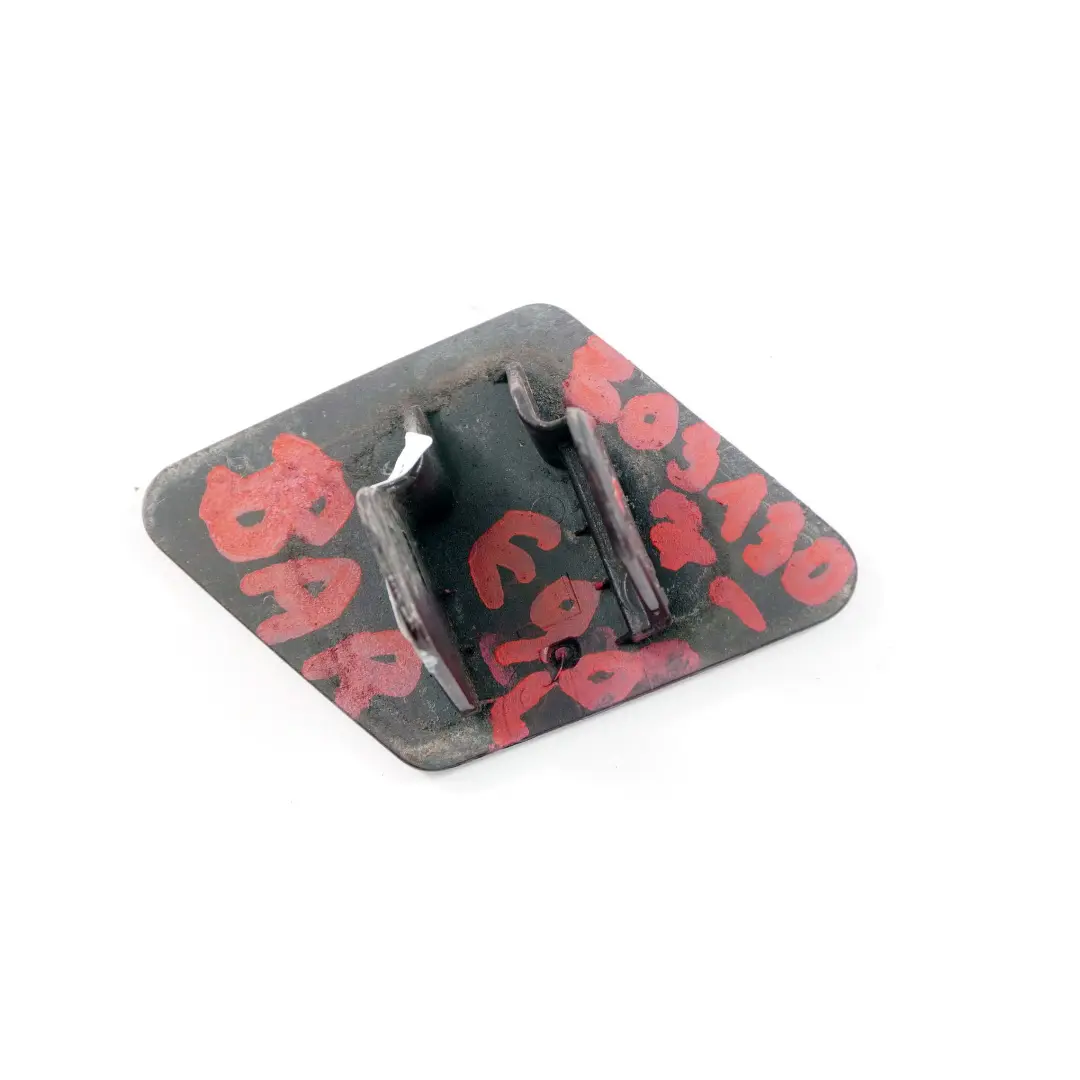 BMW E90 Couvercle de buse de pulverisation Rabat gauche Barberarot Rouge Barbera - SKU 8031307-BAR - Numéro de pièce 8031307