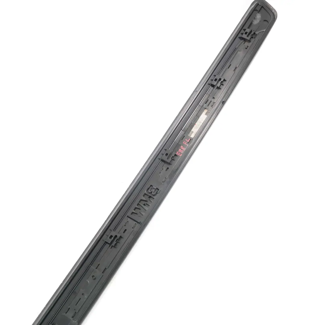 Strip Trim Cover Stück Vorne Links Eingang für BMW E88 M Sport mit Teilenummer 8045297 BMW E88 M Sport Strip Trim Cover Stück Vorne Links Eingang - SKU 8045297 - Teilenummer 8045297