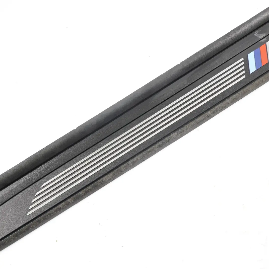 Strip Recubrimiento Pieza Delantera Derecha Entrada para BMW E88 M Sport con número de pieza 8045298 BMW E88 M Sport Strip Recubrimiento Pieza Delantera Derecha Entrada - SKU 8045298 - Número de pieza 8045298
