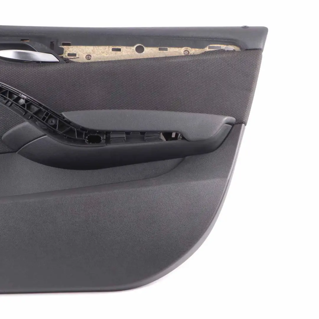 Boczek Tapicerka Drzwi Prawy Przód Materiał Czarny do BMW X1 E84 o numerze 7327187 BMW X1 E84 Boczek Tapicerka Drzwi Prawy Przód Materiał Czarny - SKU 8050290 - Numer Części 7327187