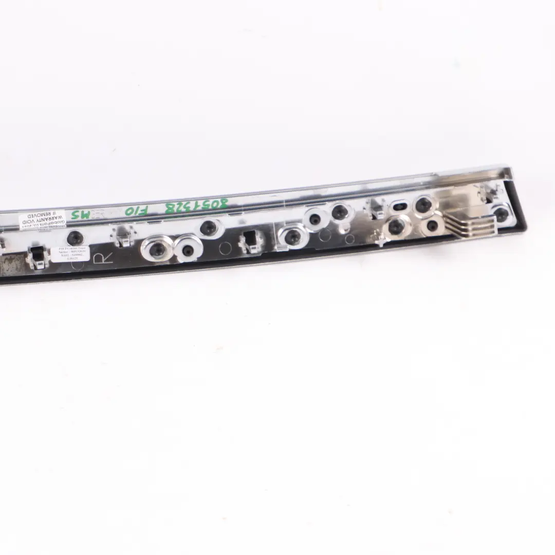 Tira Puerta Decoración Delantera Derecha Tapa Aluminio Trace para BMW F10 M5 con número de pieza 8051328 BMW F10 M5 Tira Puerta Decoración Delantera Derecha Tapa Aluminio Trace - SKU 8051328 - Número de pieza 8051328