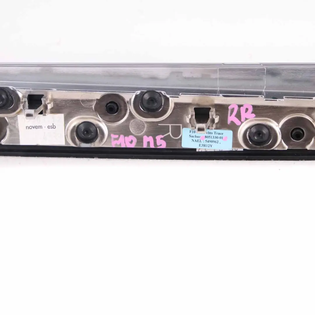 Listwa Dekoracyjna Drzwi Prawy Tył Aluminium do BMW M5 F10 o numerze 8051330 BMW M5 F10 Listwa Dekoracyjna Drzwi Prawy Tył Aluminium - SKU 8051330 - Numer Części 8051330
