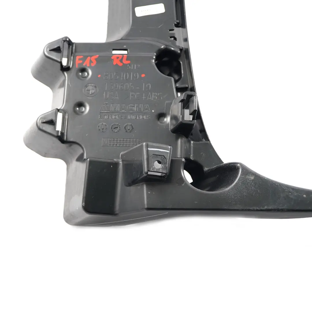 Montaje Esquina Parachoques Trasero Izquierdo Embellecedor para BMW X5 F15 M Sport con número de pieza 8054019 BMW X5 F15 M Sport Montaje Esquina Parachoques Trasero Izquierdo Embellecedor - SKU 8054019 - Número de pieza 8054019