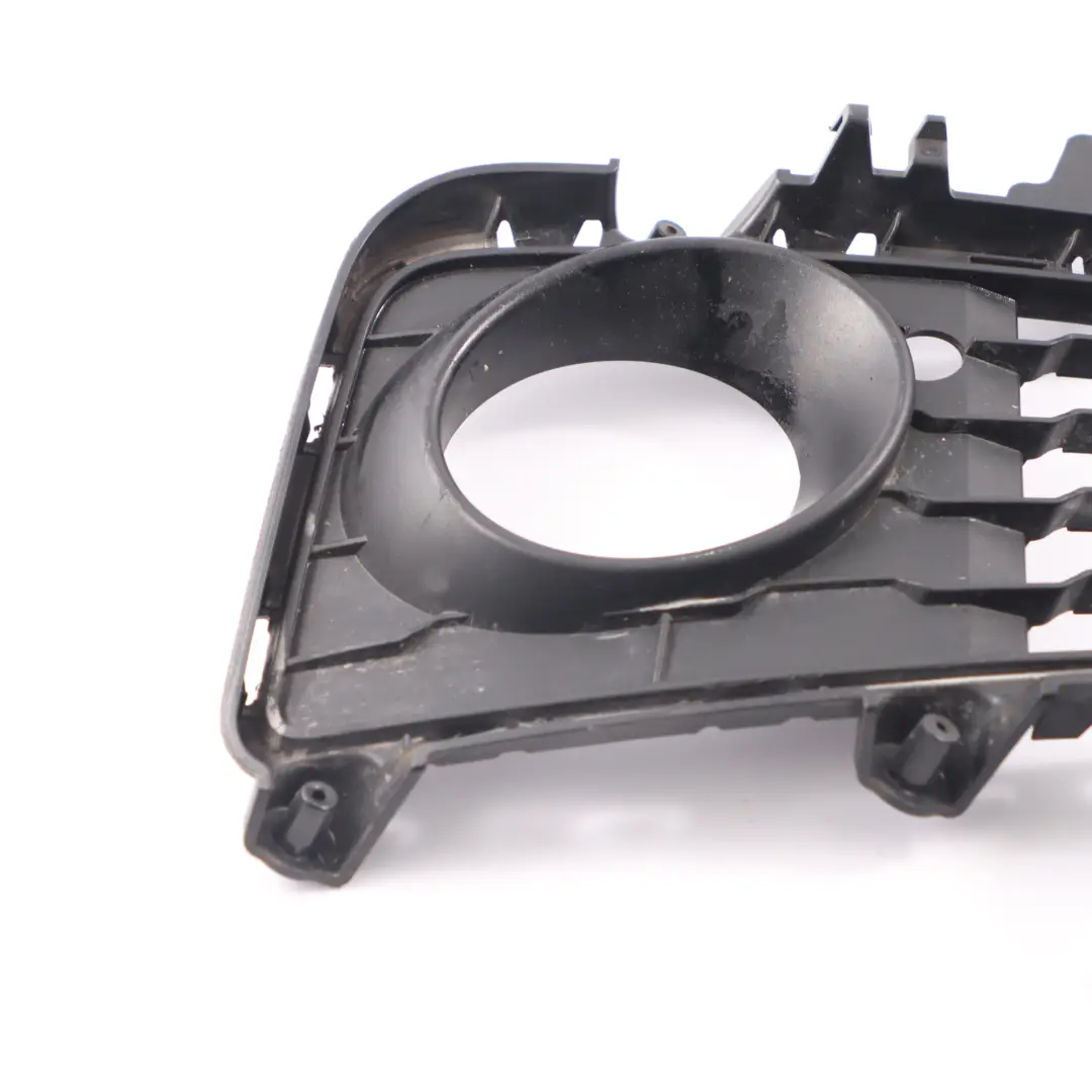 Ramka Kratka Swiatła Przeciwgielnego Prawa do BMW F32 M Sport o numerze 8054508 BMW F32 M Sport Ramka Kratka Swiatła Przeciwgielnego Prawa - SKU 8054508 - Numer Części 8054508