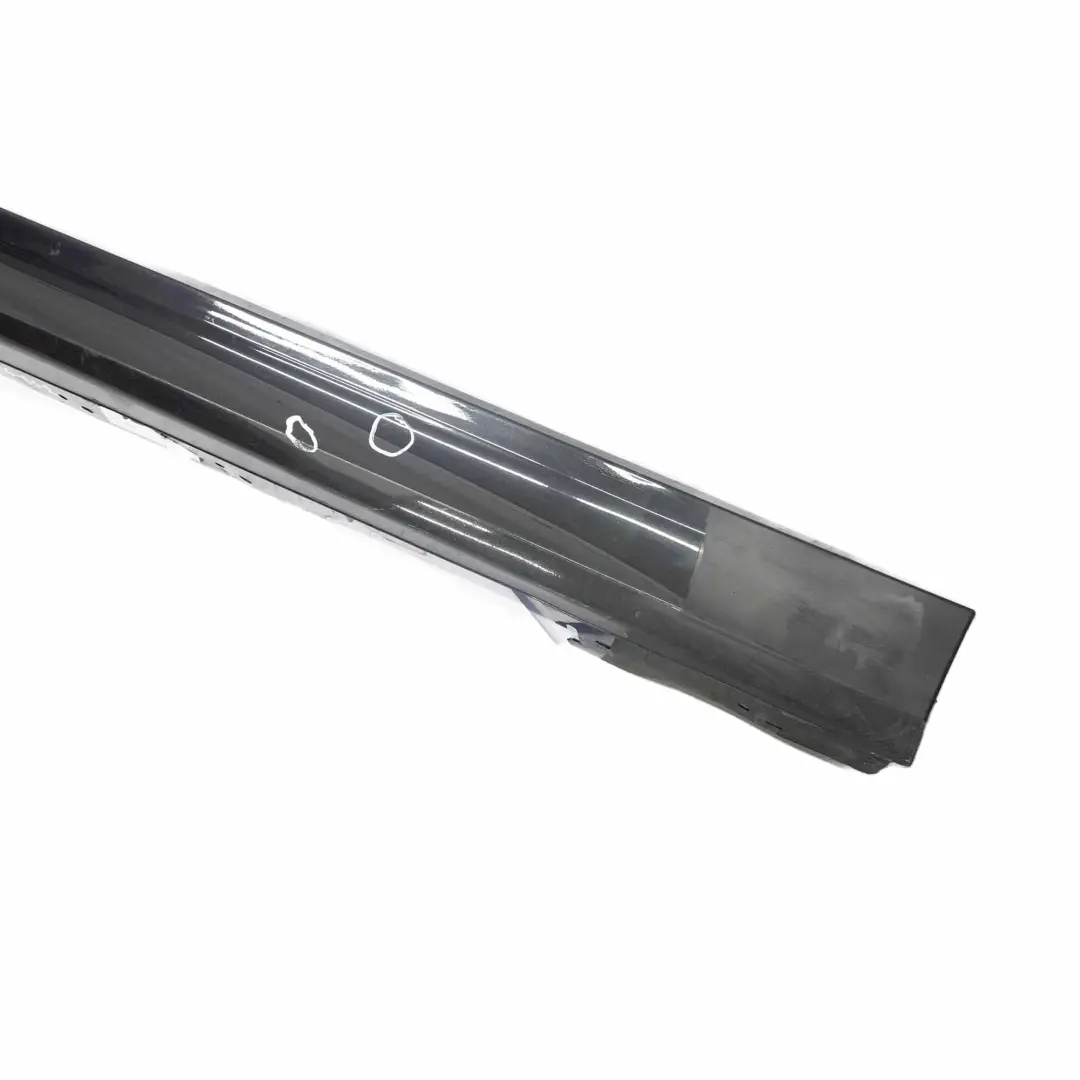 Side Skirt Cover M Sport Sill Strip Derecha Negro Zafiro - 475 para BMW F20 con número de pieza 8056816 BMW F20 Side Skirt Cover M Sport Sill Strip Derecha Negro Zafiro - 475 - SKU 8056816-BS2 - Número de pieza 8056816