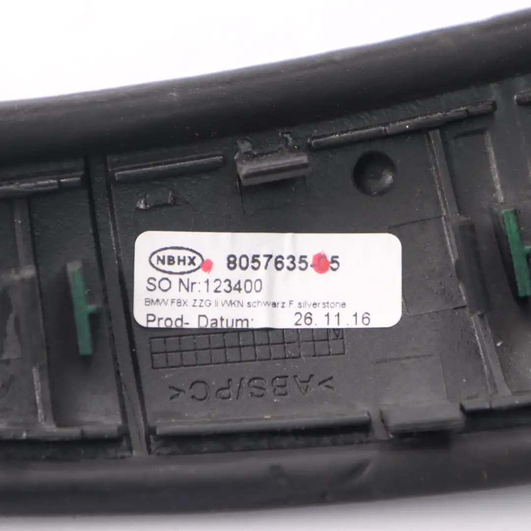 Klamka Boczka Drzwi Wewnętrzna Lewa Czarna Skóra do BMW F80 M3 F82 M4 o numerze 8057635 BMW F80 M3 F82 M4 Klamka Boczka Drzwi Wewnętrzna Lewa Czarna Skóra - SKU 8057635 - Numer Części 8057635