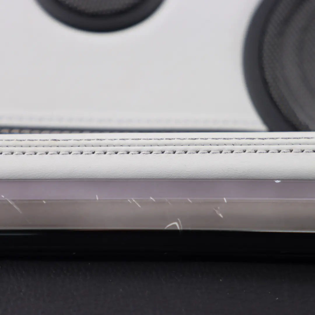 Osłona Boczek Lewy Wykończenie Skóra Silverstone do BMW F83 M4 Cabrio o numerze 8064005 BMW F83 M4 Cabrio Osłona Boczek Lewy Wykończenie Skóra Silverstone - SKU 8064005 - Numer Części 8064005