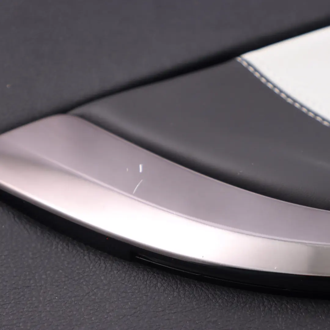 Osłona Boczek Prawy Wykończenie Skóra Silverstone do BMW F83 M4 Cabrio o numerze 8064006 BMW F83 M4 Cabrio Osłona Boczek Prawy Wykończenie Skóra Silverstone - SKU 8064006 - Numer Części 8064006